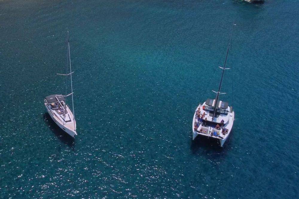 Caldera Cruise, Santorini (instagram.com/caldera.yachting.santorini)