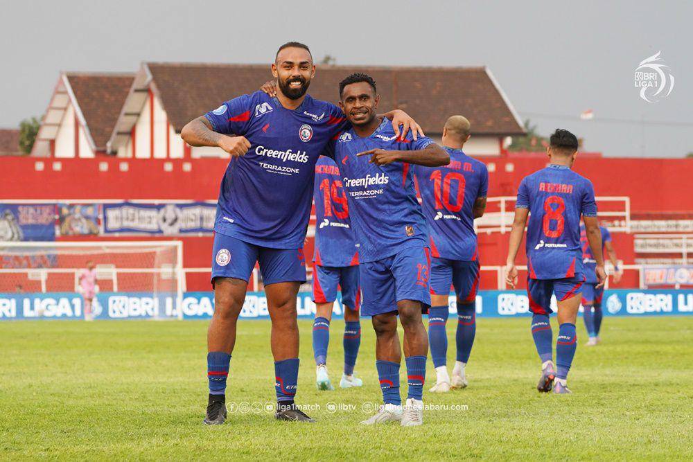 Pemain Arema FC saat merayakan gol kemenangan atas Malut United pada pertandingan pekan ke-8 Liga 1 2024/2025. (ligaindonesiabaru.com)