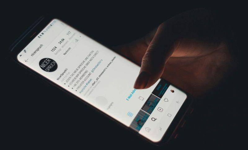 ilustrasi menggunakan layanan VoLTE (unsplash.com/Christian Wiediger)