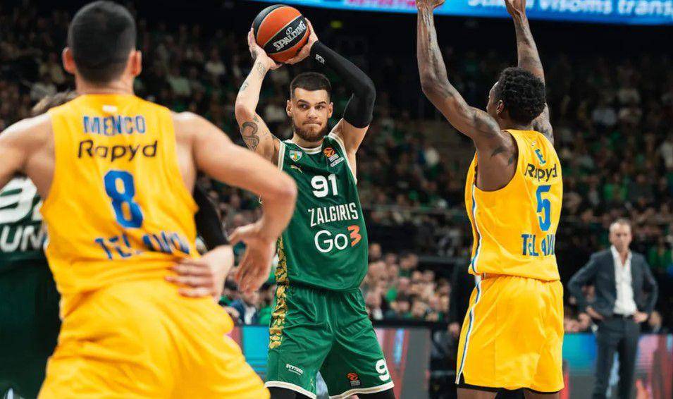 Deividas Sirvydis (tengah) (euroleaguebasketball.net)