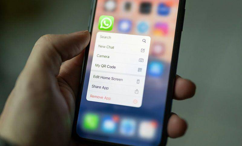 ilustrasi membersihkan cache WhatsApp (unsplash.com/Dimitri Karastelev)