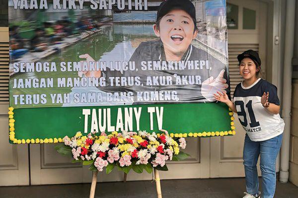 7 Potret Karangan Bunga Andre Taulany Buat Sahabat Artis, Komedi!