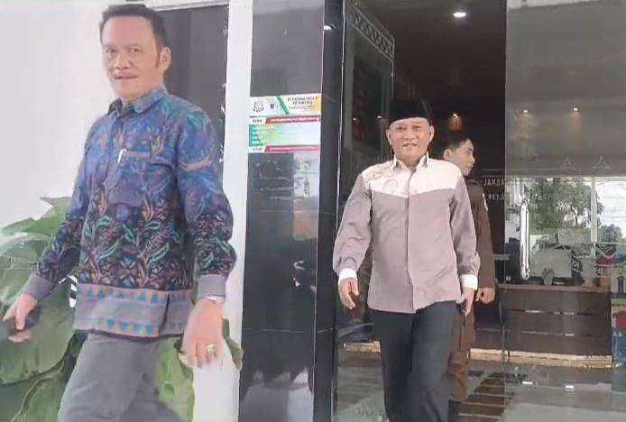 Pelimpahan tersangka Qomaru Zaman dan barang bukti ke Kejari Metro. (IDN Times/Istimewa).