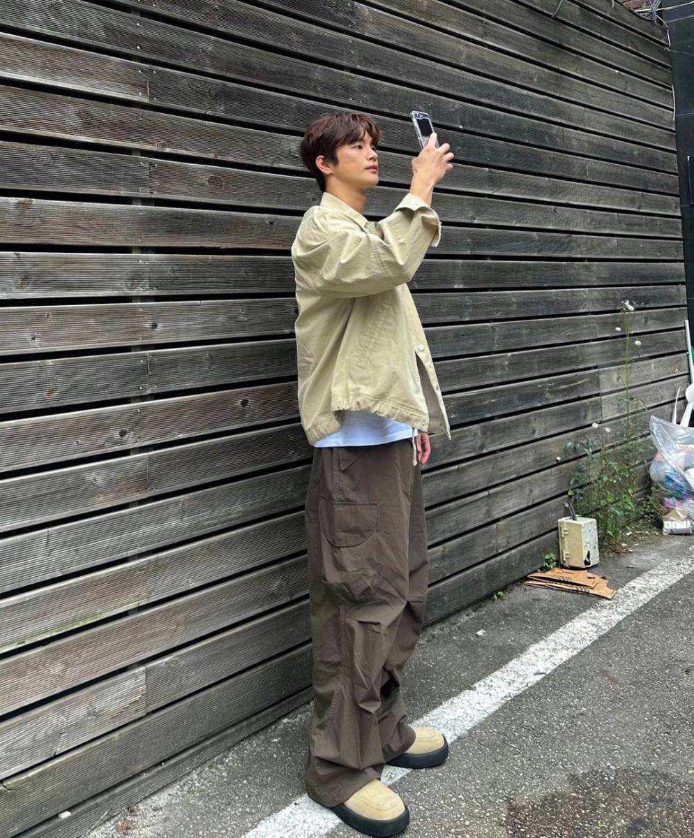 outfit baggy pants ala Seo In Guk (instagram.com/seo_cccc)