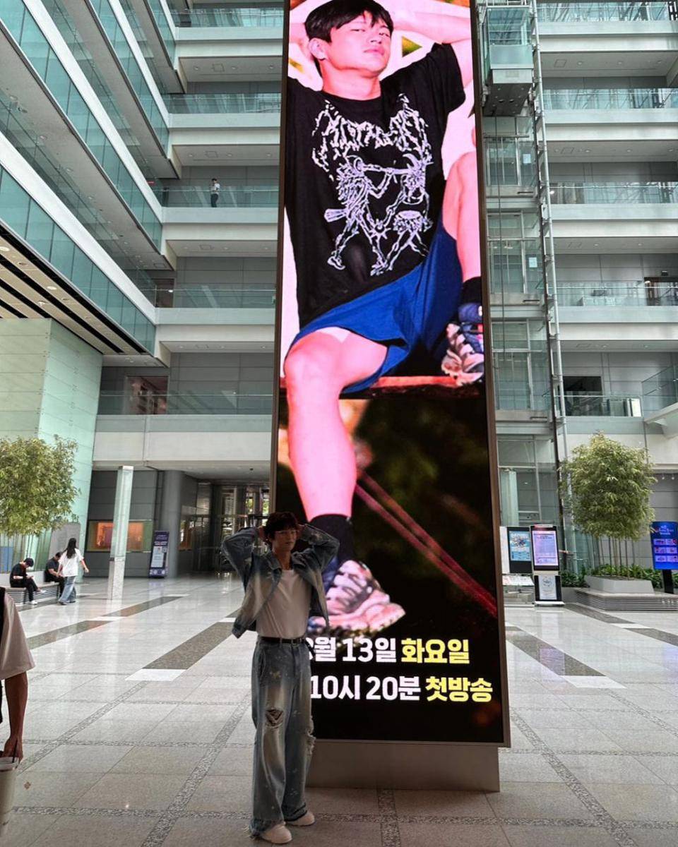 outfit baggy pants ala Seo In Guk (instagram.com/seo_cccc)