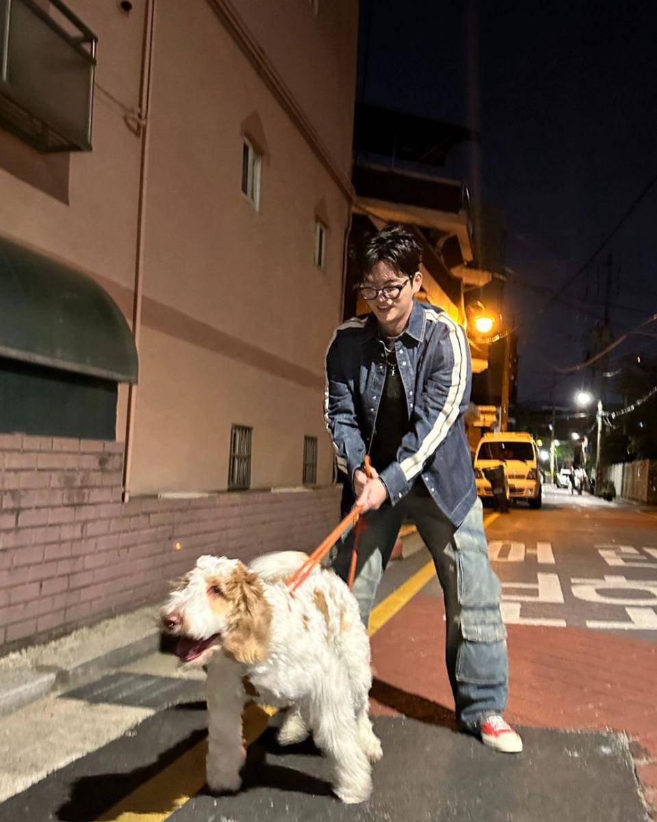 outfit baggy pants ala Seo In Guk (instagram.com/seo_cccc)