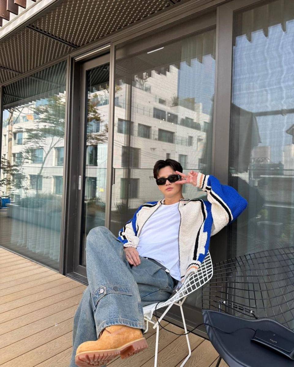 outfit baggy pants ala Seo In Guk (instagram.com/seo_cccc)