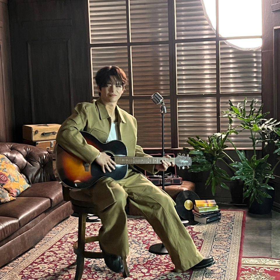 outfit baggy pants ala Seo In Guk (instagram.com/seo_cccc)