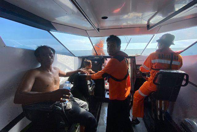 Tim Rescue Basarnas Makassar saat mengevakuasi Korban kapal tenggelam, Jumat (25/10/2024) / Istimewa