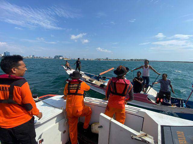 Tim Rescue Basarnas Makassar saat mengevakuasi korban kapal tenggelam, Jumat (25/10/2024) / Istimewa
