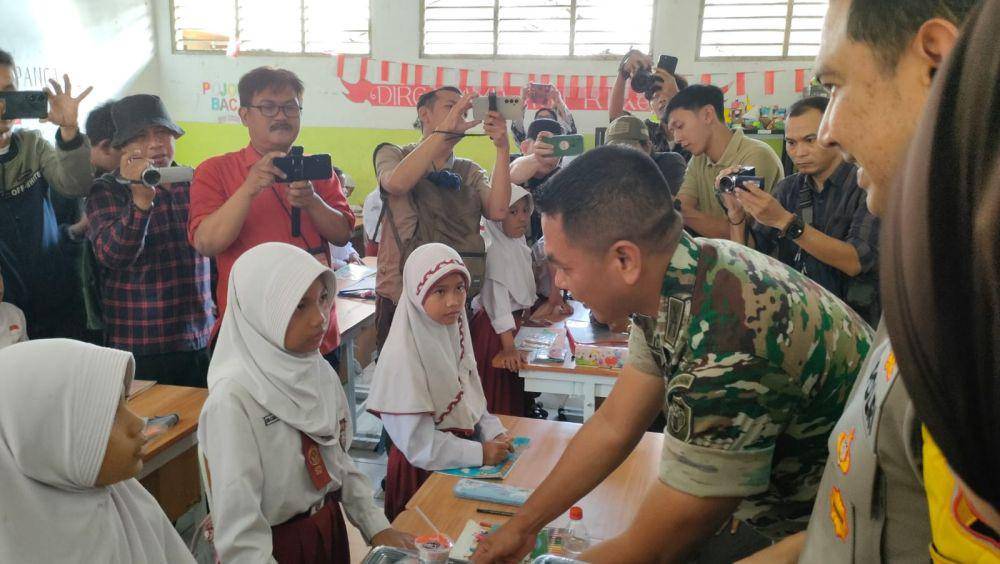 Dandim 0606 Kota Bogor Letkol Infrantri Dwi Agung Prihanto saat membagikan makan bergizi bagi siswa SDN Kebon Kopi pada Jumat, (25/10/2024). (IDN Times/Linna Susanti).