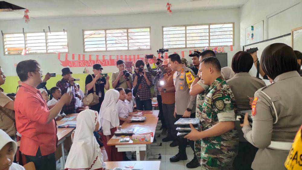 Suasana pembagian makan bergizi bagi siswa SDN Kebon Kopi, Kota Bogor, Jawa Barat dari polisi dan TNI pada Jumat, (25/10/2024). (IDN Times/Linna Susanti).