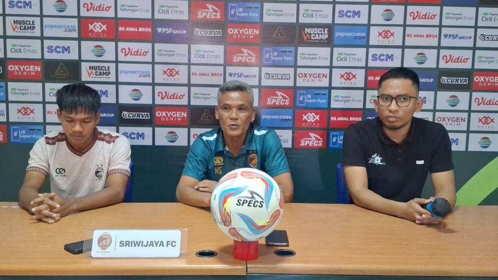 Pelatih Sriwijaya FC Hendri Susilo saat menyampaikan keterangan pers untuk pertandingan besok melawan PSPS Pekanbaru (IDN Times/ Fanny Rizano)