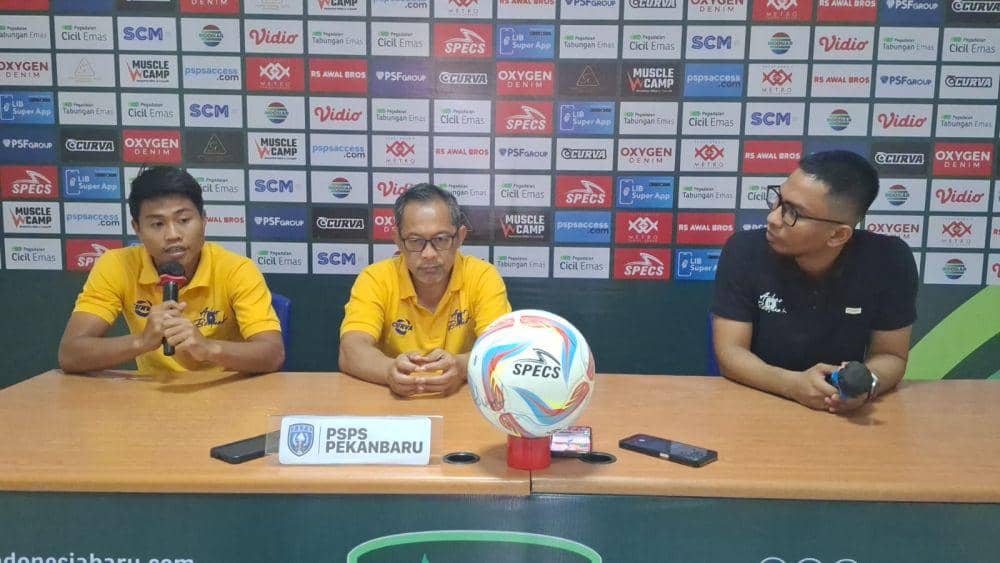 Pelatih PSPS Pekanbaru Aji Santoso (tengah) saat memberikan keterangan persnya (IDN Times/ Fanny Rizano)