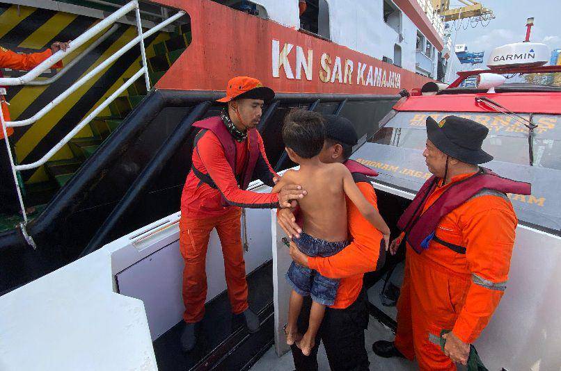 Tim Rescue Basarnas Makassar saat mengevakuasi Korban kapal tenggelam, , Jumat (25/10/2024) / Istimewa