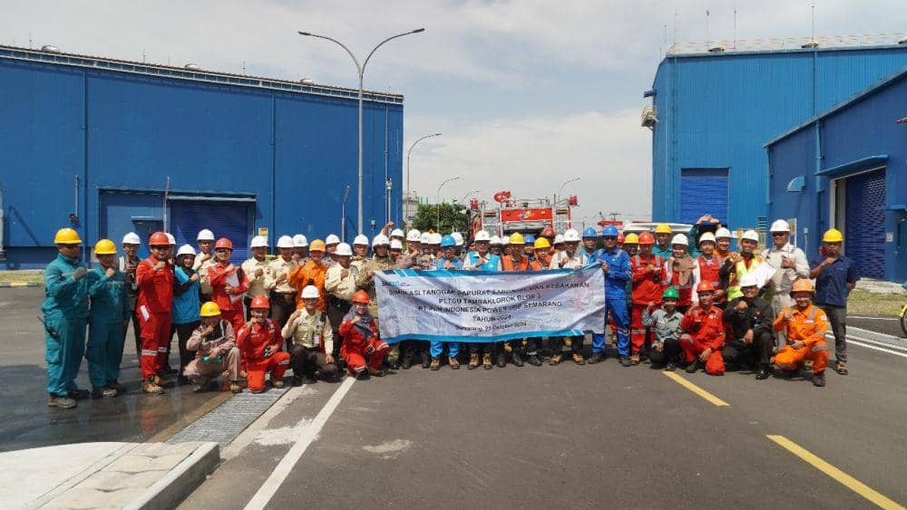 Tim gabungan simulasi tanggap darurat foto bersama di PLTGU Tambaklorok. (IDN Times/Fariz Fardianto)