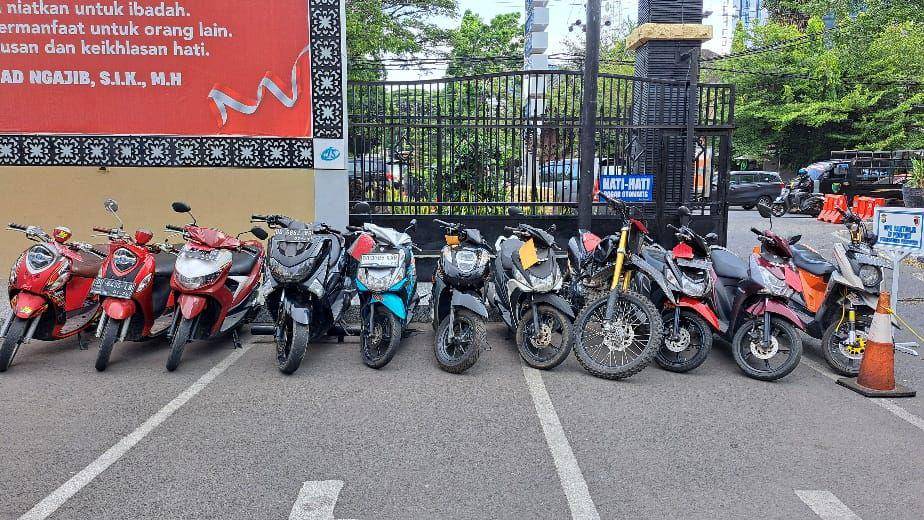 Puluhan barang bukti kendaraan aksi curanmor saat dihadirkan di halaman Mapolrestabes Makassar, Jumat (25/10/2024) / IDN Times : Darsil Yahya