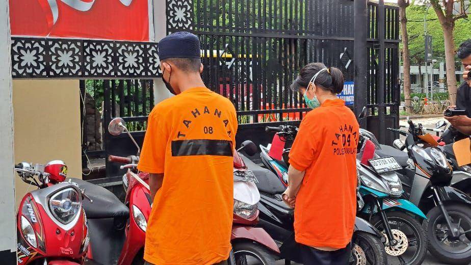 Dua pelaku curanmor saat dihadirkan di halaman Mapolrestabes Makassar, Jumat (25/10/2024) / IDN Times : Darsil Yahya