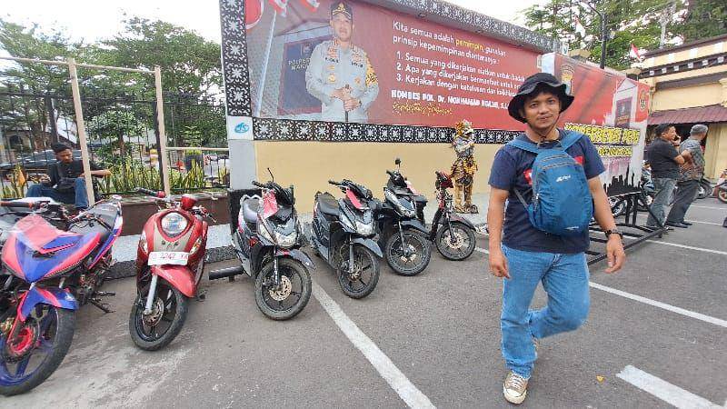 Puluhan barang bukti kendaraan aksi curanmor saat dihadirkan di halaman Mapolrestabes Makassar, Jumat (25/10/2024) / IDN Times : Darsil Yahya