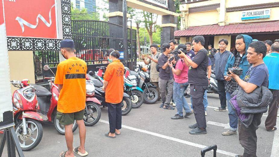 Sejumlah awak media saat meliput pelaku dan barang bukti kendaraan aksi curanmor di halaman Mapolrestabes Makassar, Jumat (25/10/2024) / IDN Times : Darsil Yahya