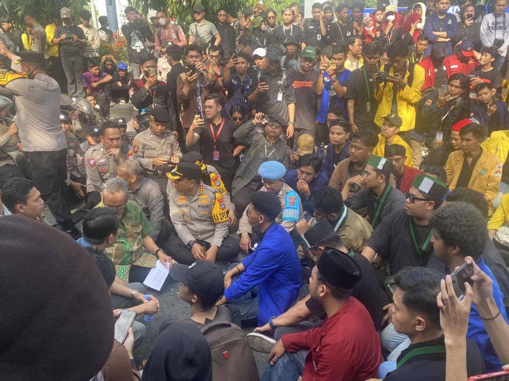 Mahasiswa duduk bersama Anggota DPRD Provinsi Kalsel