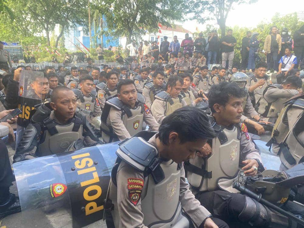 Aparat kepolisian berjaga-jaga saat demontrasi mahasiswa di Banjarmasin.