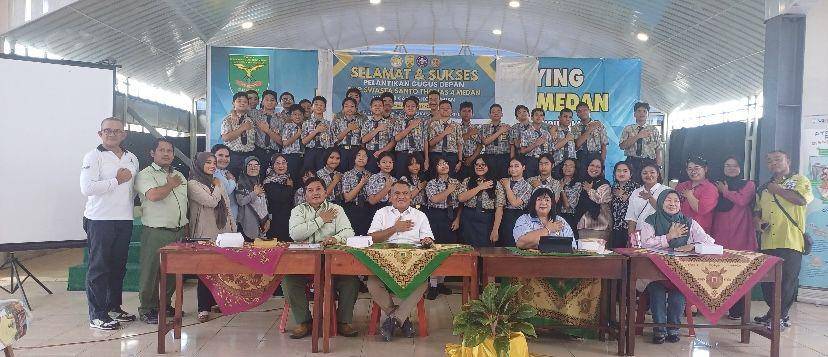 Para siswa praktek cuci tangan pakai sabun (Dok. USAID IUWASH Tangguh)