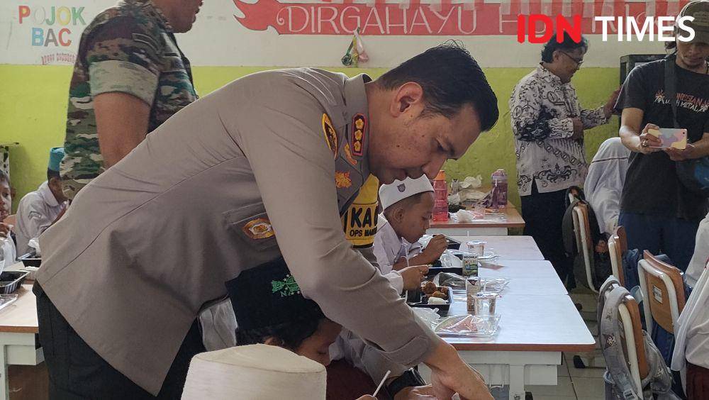 Kapolresta Bogor Kota Kombes Pol Bismo Teguh Prakoso saat membantu siswa SDN Kebon Kopi, Kota Bogor membuka boks makan bergizi pada Jumat, (24/10/2024). (IDN Times/Linna Susanti).