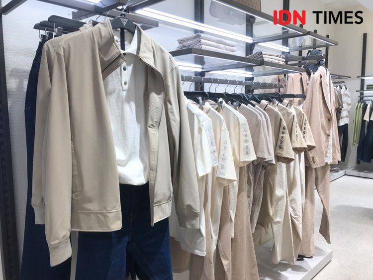 Reopening store Guess di Grand Indonesia. 24 Oktober 2024. (IDN Times/Hani Safanja)
