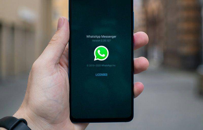 ilustrasi memperbarui aplikasi WhatsApp (unsplash.com/Mika Baumeister)