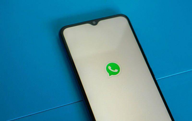ilustari menjalankan aplikasi WhatsApp (unsplash.com/Mourizal Zativa)