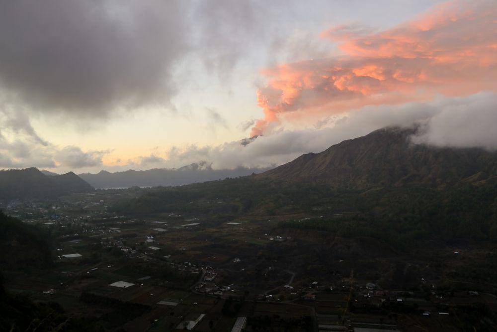 Semburat sunrise di Bukit Pinggan (dok.pribadi/Natalia Indah)