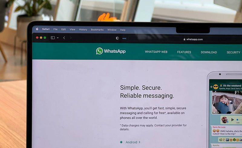ilustrasi memulai ulang aplikasi WhatsApp versi desktop (unsplash.com/Oberon Copeland @veryinformed.com)