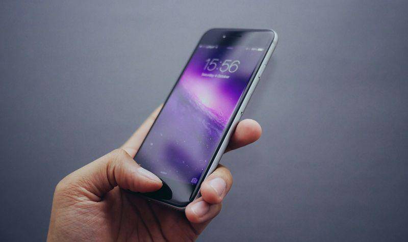 ilustrasi menggunakan layanan VoLTE (unsplash.com/Oliur)