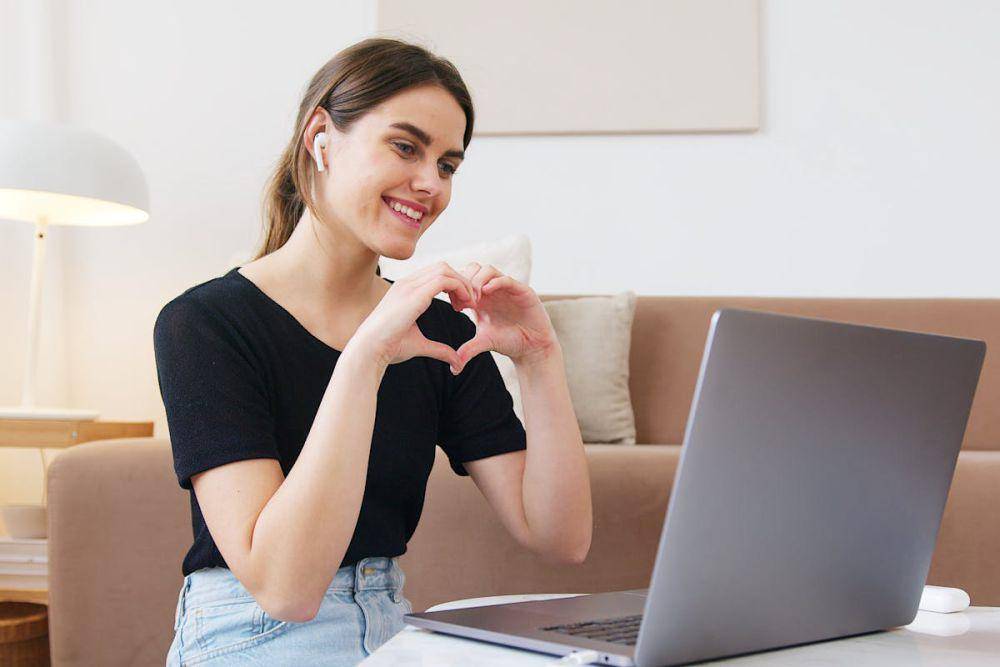 ilustrasi melakukan video call dengan pasangan (pexels.com/Artem Podrez)