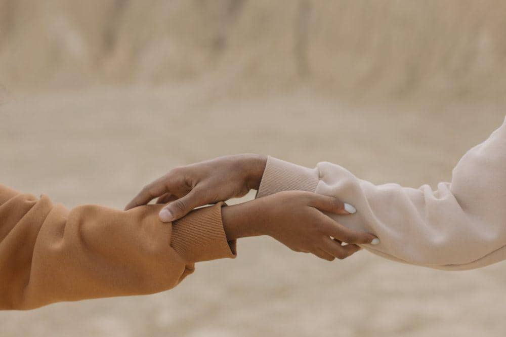 ilustrasi saling mengulurkan tangan (pexels.com/cottonbro studio)