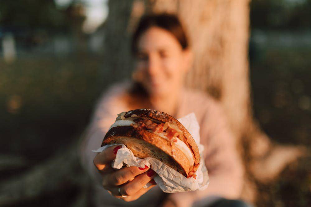 ilustrasi roti dengan bungkus kertas (pexels.com/RDNE Stock project)