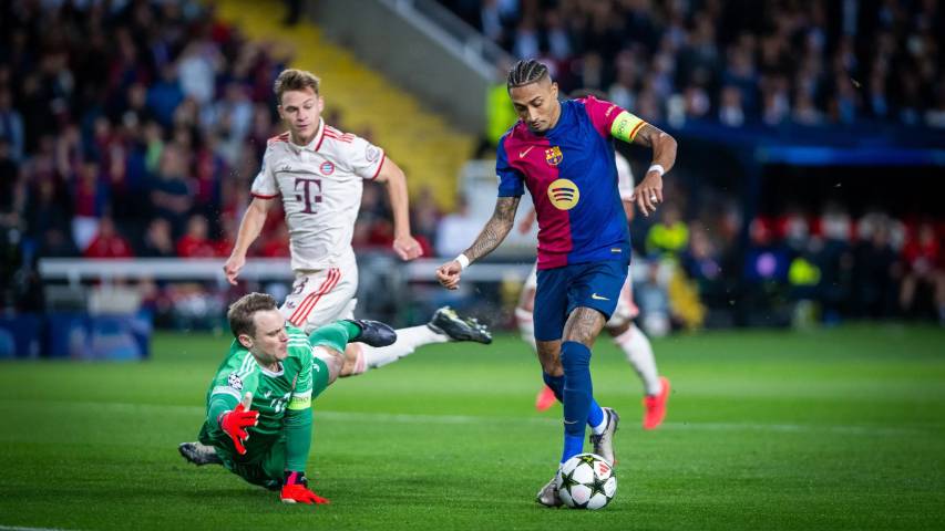 Raphinha (kanan) berduel dengan Manuel Neuer (kiri bawah). (fcbarcelona.com)