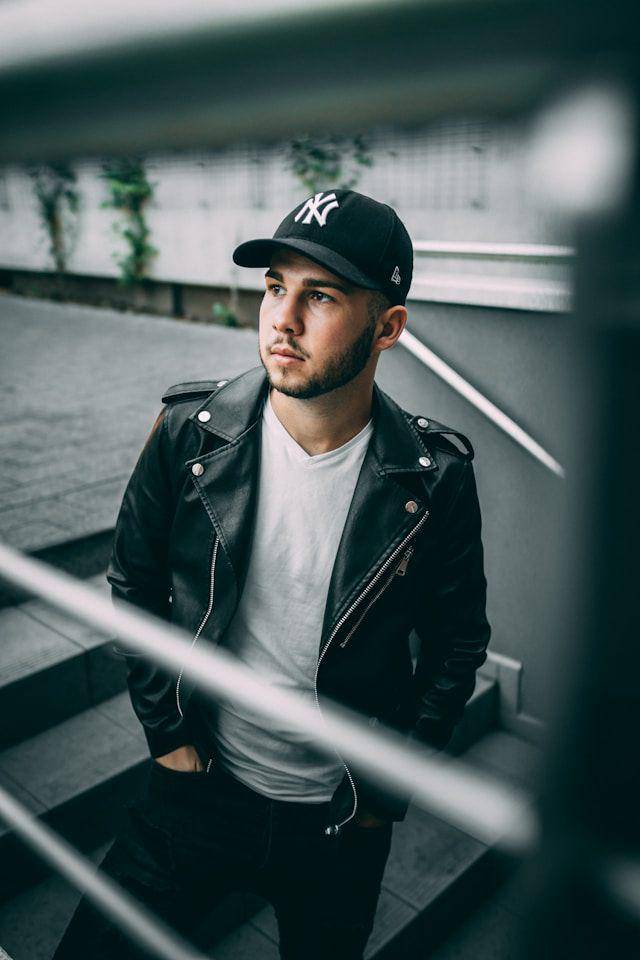 jaket kulit double rider. (unsplash.com/Roland Denes)