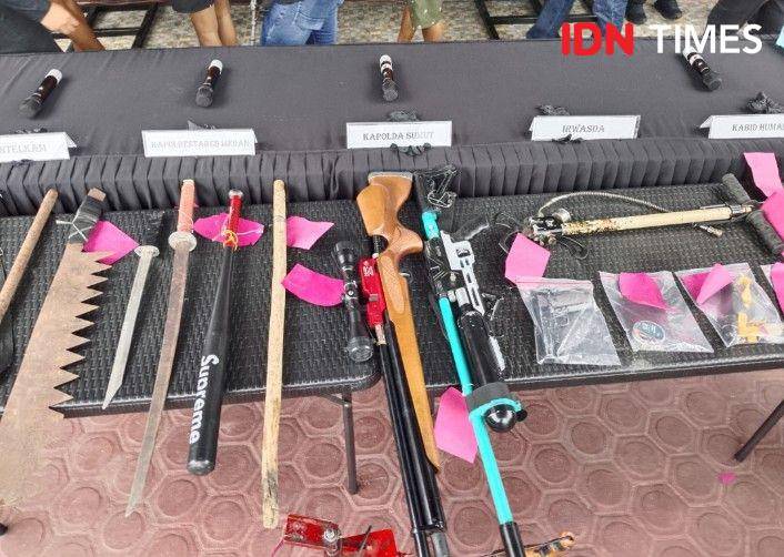 Ilustrasi - Barang bukti yang diamankan berupa senapan, air softgun, dan beberapa senjata tajam dan tumpul (IDN Times/Eko Agus Herianto)