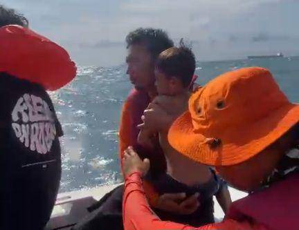 Korban kapal tenggelam saat dievakuasi Tim Rescue Basarnas Makassar, Jumat (25/10/2024) / Istimewa