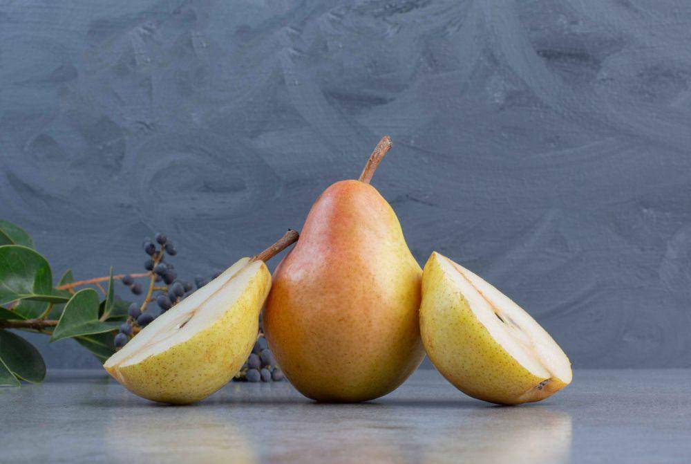 Ilustrasi buah pir (freepik.com/azerbaijan_stockers)