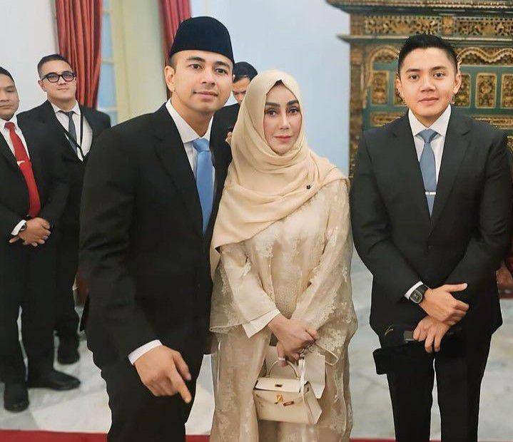 Potret Raffi, ibu Amy Qanita, dan mayor Teddy saat pelantikan menteri dan wakil menteri 2024 (instagram.com/raffinagita1717)