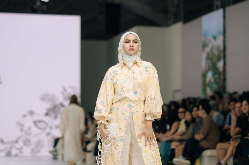 Penampilan Xaviera Putri di Runway Jakarta Fashion Week 2025