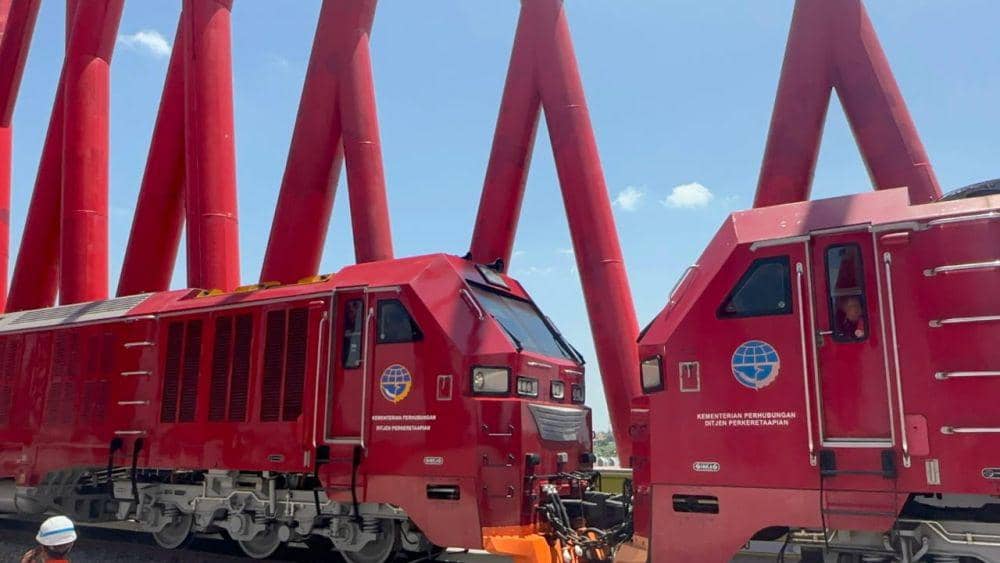 Uji beban (loading test) jalur layang kereta api petak Solo Balapan - Kadipiro. (dok. Kementerian Perhubungan DJKA)
