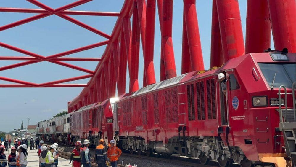 Uji beban (loading test) jalur layang kereta api petak Solo Balapan - Kadipiro. (dok. Kementerian Perhubungan DJKA)