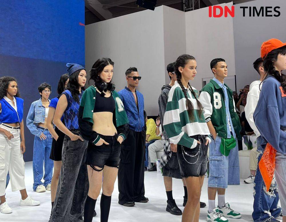 Penampilan APR bersama Matahari dan DuniaTex di Jakarta Fashion Week (JFW) 2025 pada Kamis (23/10/2024) di City Hall Pondok Indah Mall 3, Jakarta (IDN Times/Nisa Zarawaki)