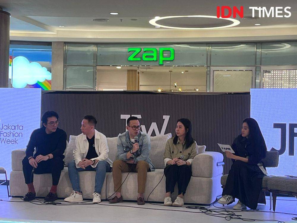 Penampilan APR bersama Matahari dan DuniaTex di Jakarta Fashion Week (JFW) 2025 pada Kamis (23/10/2024) di City Hall Pondok Indah Mall 3, Jakarta (IDN Times/Nisa Zarawaki)