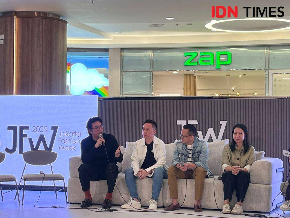 Penampilan APR bersama Matahari dan DuniaTex di Jakarta Fashion Week (JFW) 2025 pada Kamis (23/10/2024) di City Hall Pondok Indah Mall 3, Jakarta (IDN Times/Nisa Zarawaki)