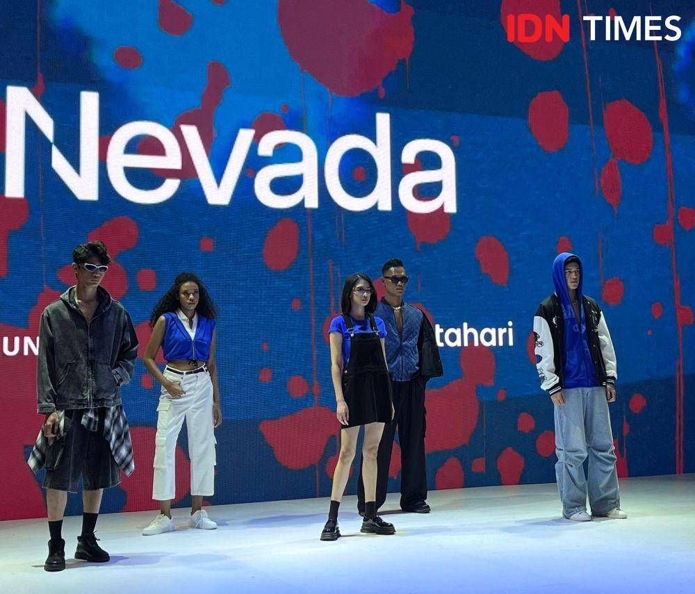 Penampilan APR bersama Matahari dan DuniaTex di Jakarta Fashion Week (JFW) 2025 pada Kamis (23/10/2024) di City Hall Pondok Indah Mall 3, Jakarta (IDN Times/Nisa Zarawaki)